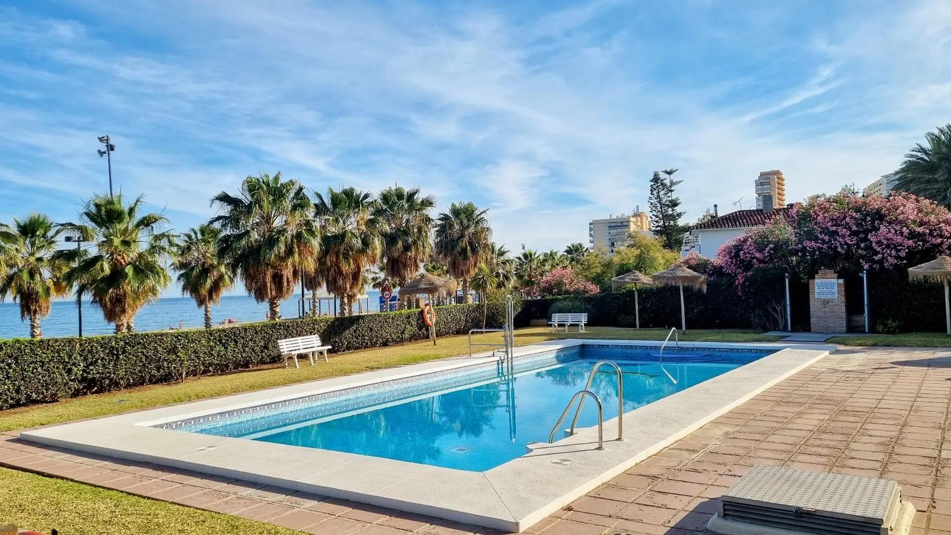Апартаменты Las Antillas III Front Sea View Pool Фуэнхирола